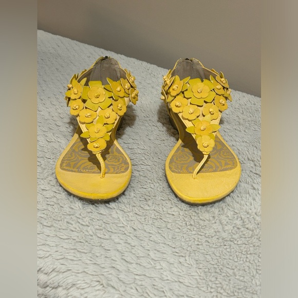 KENNETH COLE REACTION - Lemon Shine Through Sandal - NWOT - Picture 2 of 8